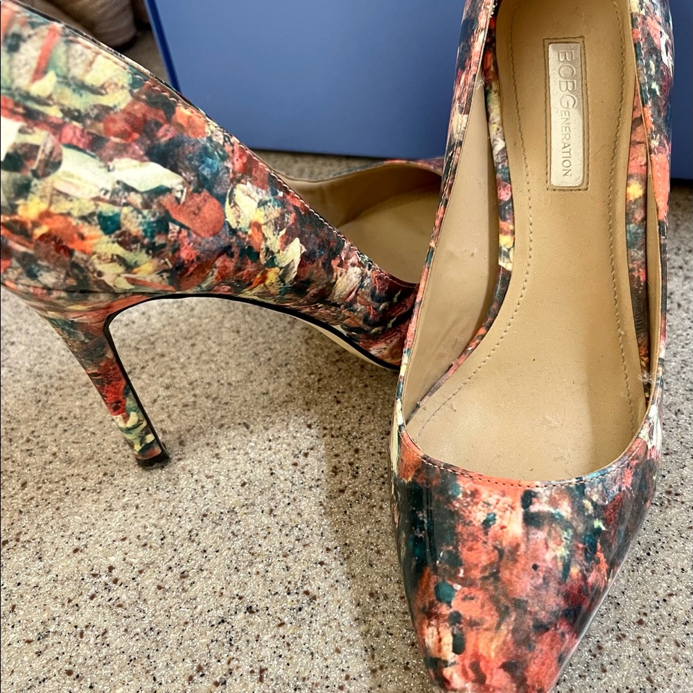 Multi color pumps